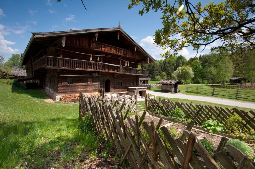 "Gwiggen", Wildschönauer Einhof - Nicht weit reisen musste der Gwiggenhof. Er stand in der benachbarten Wildschönau. Am Haus steht die Jahreszahl 1625. Im Erdgeschoss befanden sich damals Stallungen. - © Museum Tirole Bauernhöfe